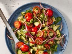 Nyári uborkás, hagymás, paradicsomos saláta uborkás hagymás paradicsomos saláta