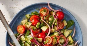 Nyári uborkás, hagymás, paradicsomos saláta uborkás hagymás paradicsomos saláta