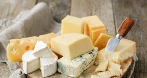 A trappista sajt árát is tartósan csökkenti a nagy élelmiszer áruház lánc Sajtok az asztalon