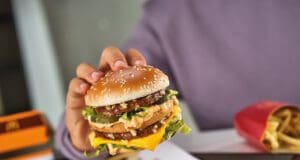 Az újragondolt klasszikusok: a McDonald’s frissítette marhahúsos szendvicseinek receptjét Magyarországon. Big Mac