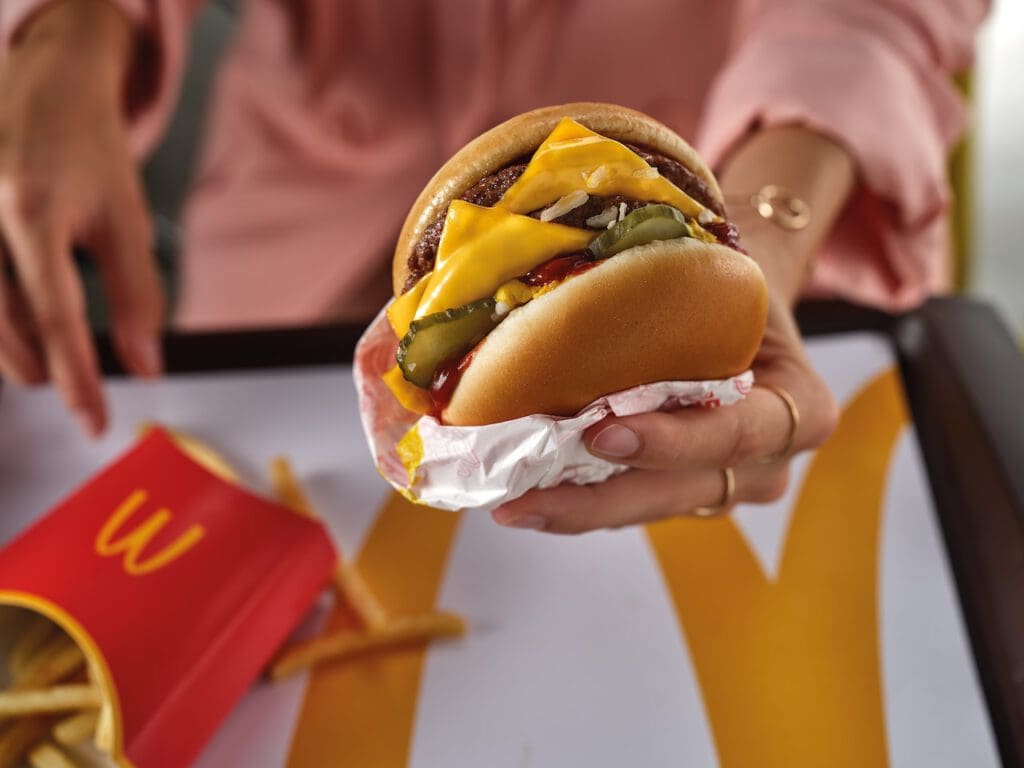 Az újragondolt klasszikusok: a McDonald’s frissítette marhahúsos szendvicseinek receptjét Magyarországon. 2 Dupla sajtburger