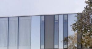 GEORGE CLOONEY OLDALÁN JULIA GARNER ÉS SIMONE ASHLEY Nespresso - The Bet - George Clooney Julia Garner Simone Ashley