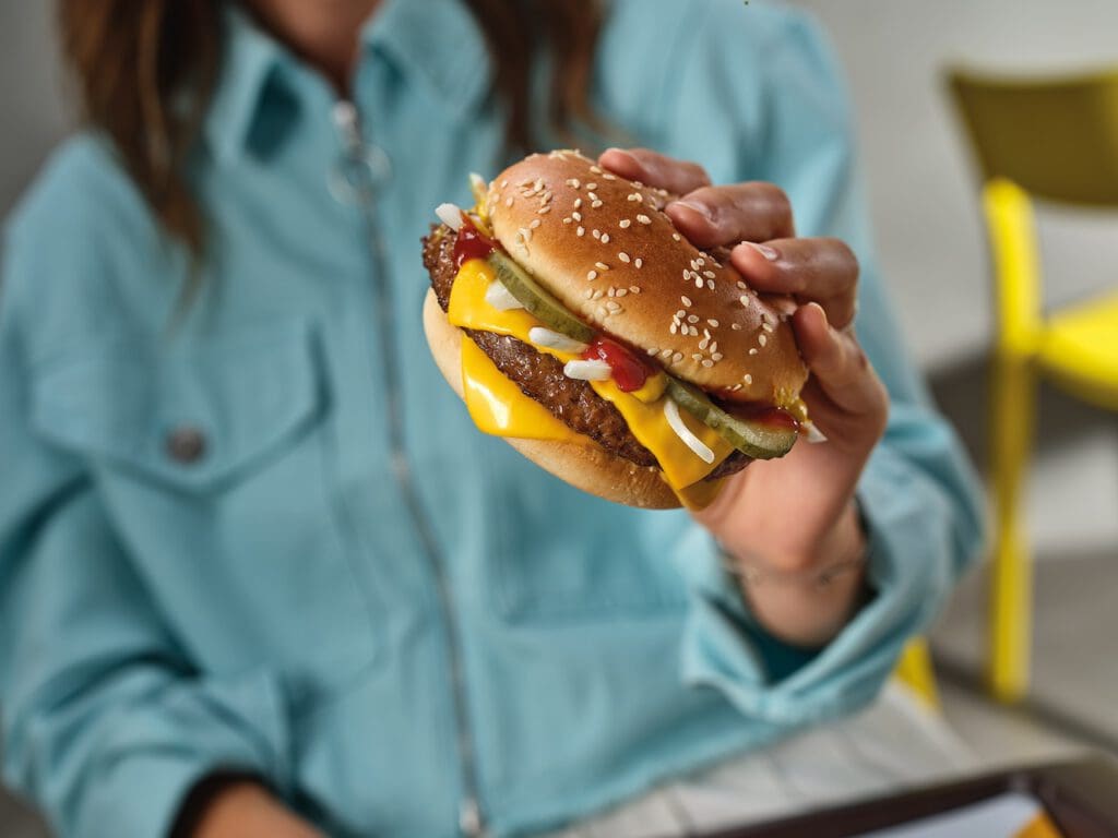 Az újragondolt klasszikusok: a McDonald’s frissítette marhahúsos szendvicseinek receptjét Magyarországon. 1 Sajtos McRoyal
