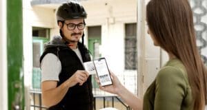 Újrahasználható csomagolási programot indít a Wolt Budapesten Wolt Rakun