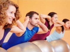 5 fitnesz labda gyakorlat a hát- és nyaki fájdalom csökkentésére Fitnesz Labda