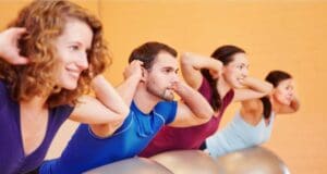 5 fitnesz labda gyakorlat a hát- és nyaki fájdalom csökkentésére Fitnesz Labda