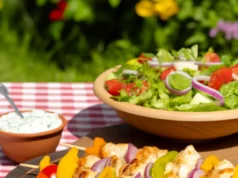 Grillezett csirke nyársak friss kerti salátával és tzatziki mártással Grillezett csirke nyársak friss kerti salátával és tzatziki mártással