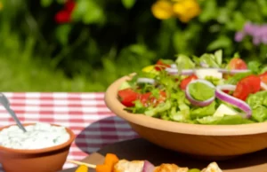 Grillezett csirke nyársak friss kerti salátával és tzatziki mártással Grillezett csirke nyársak friss kerti salátával és tzatziki mártással
