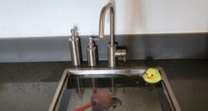 Mosogató duguláselhárítás: A konyhai mosogató dugulásának megoldása