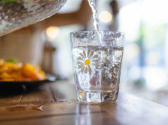 Miért vagyok reggelente fáradt, ha eleget aludtam? – Lehet, hogy nem kávéra van szükséged, hanem vízre