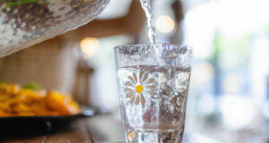 Miért vagyok reggelente fáradt, ha eleget aludtam? – Lehet, hogy nem kávéra van szükséged, hanem vízre