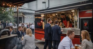 Food truck catering céges rendezvényre – trend vagy valódi megoldás? Trend vagy praktikus megoldás? Megmutatjuk, mikor működik jól a food truck catering céges rendezvényeken.