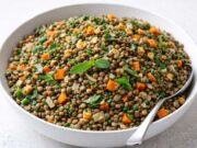 Fűszeres lencsesaláta mustáros öntettel – laktató, mégis könnyű ebéd vagy vacsora