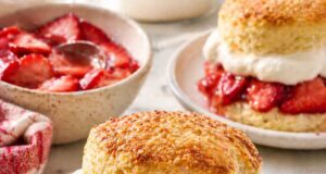 Epres shortcake – a nyár legjobb desszertje házilag Epres shortcake recept: vajas, pelyhes pogácsatészta friss eperrel és tejszínhabbal. Egyszerű nyári desszert lépésről lépésre.