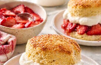 Epres shortcake – a nyár legjobb desszertje házilag Epres shortcake recept: vajas, pelyhes pogácsatészta friss eperrel és tejszínhabbal. Egyszerű nyári desszert lépésről lépésre.