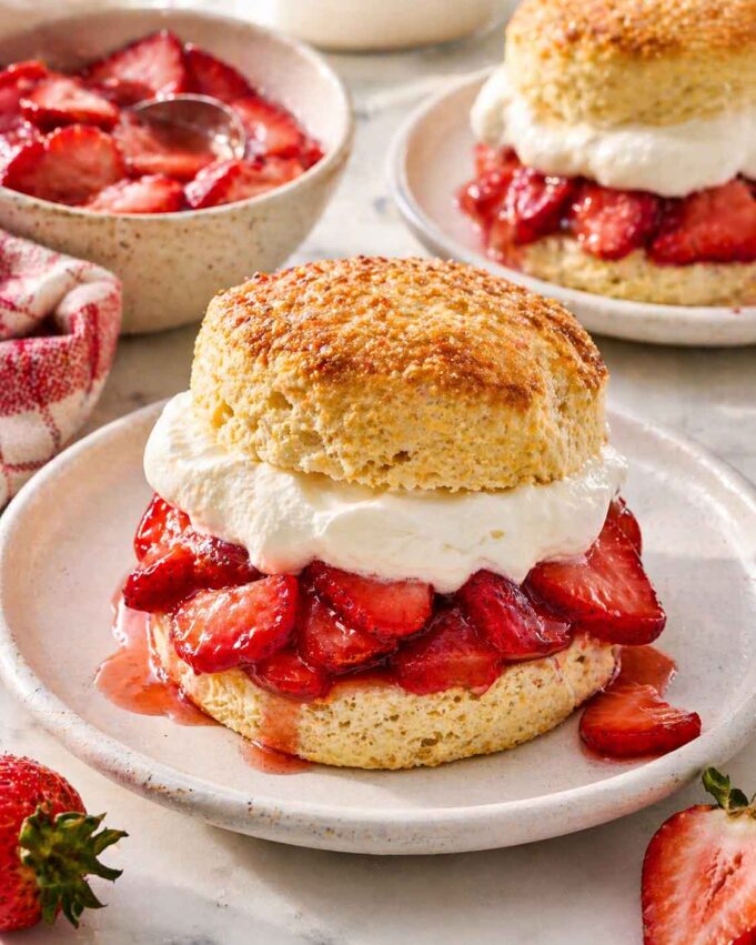 Epres shortcake recept: vajas, pelyhes pogácsatészta friss eperrel és tejszínhabbal. Egyszerű nyári desszert lépésről lépésre.