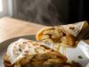 Ötperces reggeli: krumpli, tojás és egy tortilla egy serpenyőben Ötperces reggeli: krumpli, tojás és egy tortilla egy serpenyőben