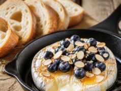 Grillezett camembert citrommal és áfonyával: édes-sós mártogatós 20 perc alatt Grillezett camembert citrommal és áfonyával: édes-sós mártogatós 20 perc alatt