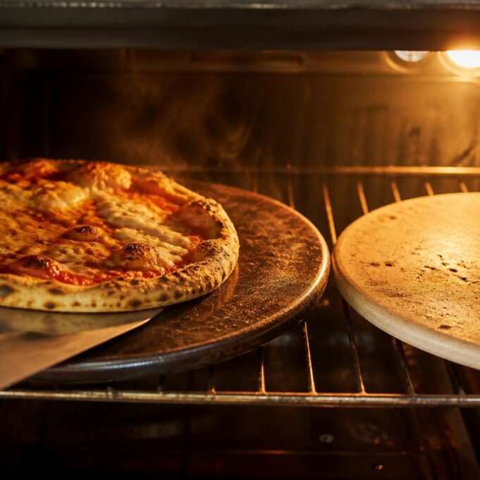 featured-image-8 Pizzakő vagy pizzaacél: melyik ad ropogósabb kérget otthon a sütőben?