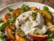 Barackos-burrata saláta pisztáciával: 15 perc, semmi főzés Barackos-burrata saláta pisztáciával: 15 perc, semmi főzés