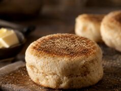Kovászos angol muffin serpenyőben: lyukacsos és puha belül Kovászos angol muffin serpenyőben: lyukacsos és puha belül