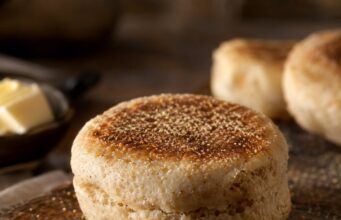 Kovászos angol muffin serpenyőben: lyukacsos és puha belül Kovászos angol muffin serpenyőben: lyukacsos és puha belül