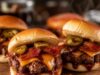 Cowboy marhahúsos miniszendvics baconnel és cheddar sajttal Cowboy marhahúsos miniszendvics baconnel és cheddar sajttal