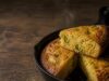 Jalapenós cheddaros kukoricakenyér serpenyőben Jalapenós cheddaros kukoricakenyér serpenyőben