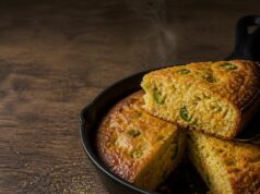 Jalapenós cheddaros kukoricakenyér serpenyőben Jalapenós cheddaros kukoricakenyér serpenyőben