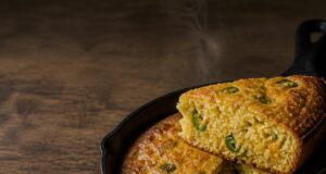 Jalapenós cheddaros kukoricakenyér serpenyőben Jalapenós cheddaros kukoricakenyér serpenyőben
