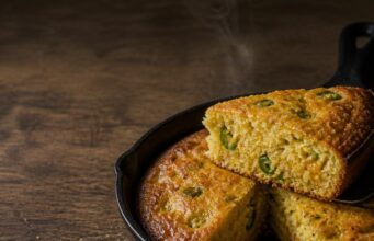 Jalapenós cheddaros kukoricakenyér serpenyőben Jalapenós cheddaros kukoricakenyér serpenyőben