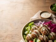 Csirkés shawarma húsgolyótál friss zöldségekkel Csirkés shawarma húsgolyótál friss zöldségekkel