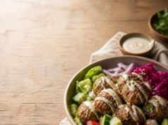 Csirkés shawarma húsgolyótál friss zöldségekkel Csirkés shawarma húsgolyótál friss zöldségekkel
