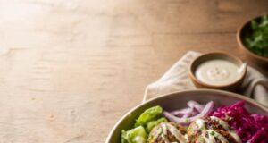 Csirkés shawarma húsgolyótál friss zöldségekkel Csirkés shawarma húsgolyótál friss zöldségekkel