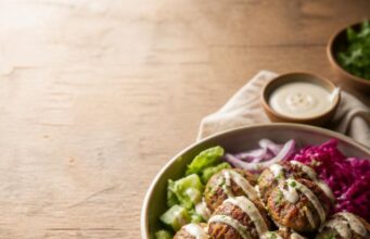 Csirkés shawarma húsgolyótál friss zöldségekkel Csirkés shawarma húsgolyótál friss zöldségekkel